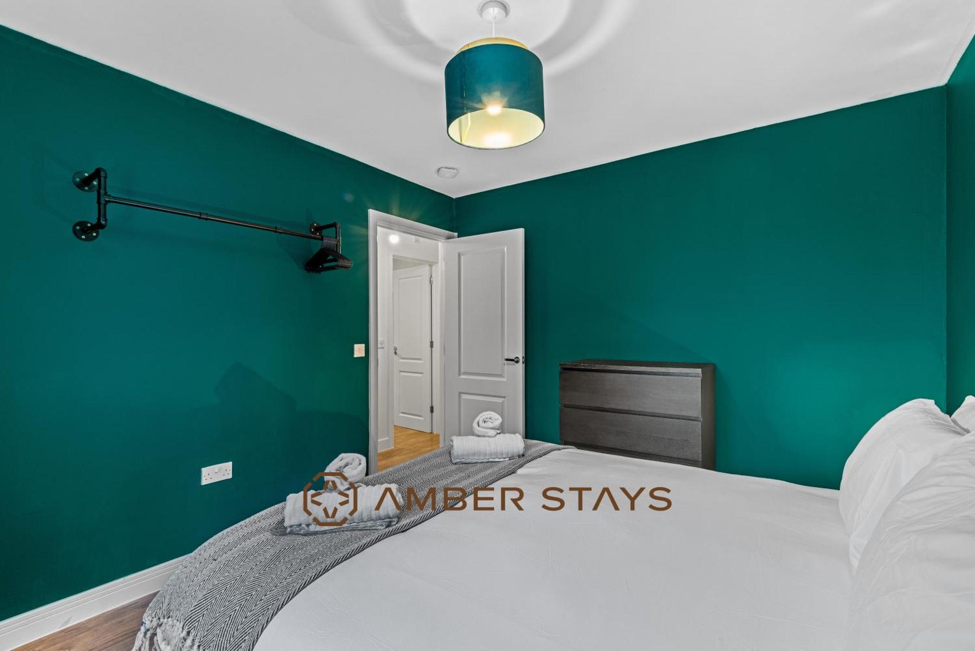 Spacious 5 Bed House In Reading By Amber Stays, Perfect For Business & Contractors, Sleeps 12! ภายนอก รูปภาพ