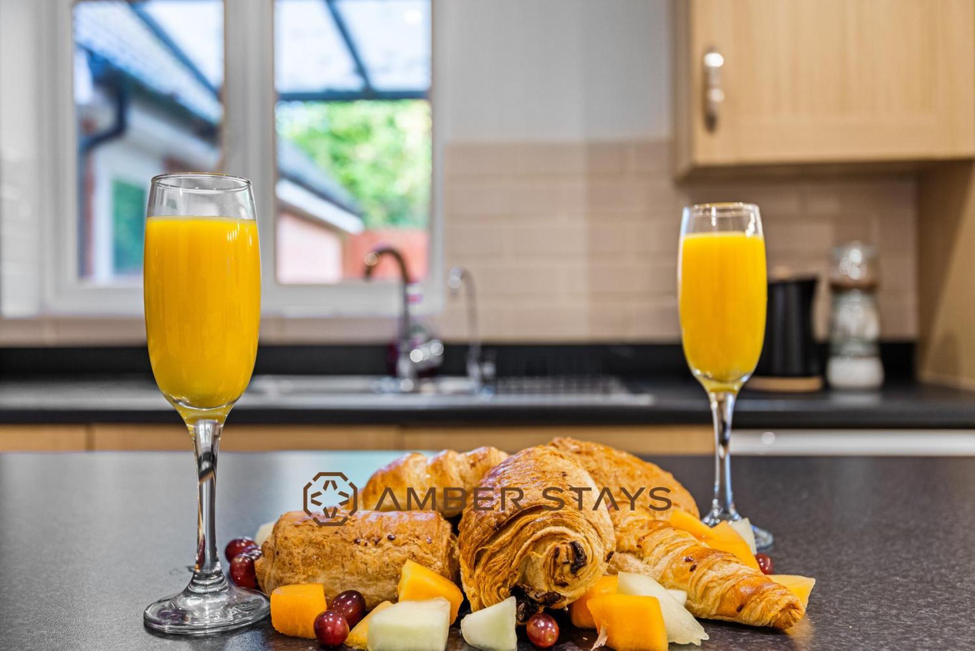 Spacious 5 Bed House In Reading By Amber Stays, Perfect For Business & Contractors, Sleeps 12! ภายนอก รูปภาพ
