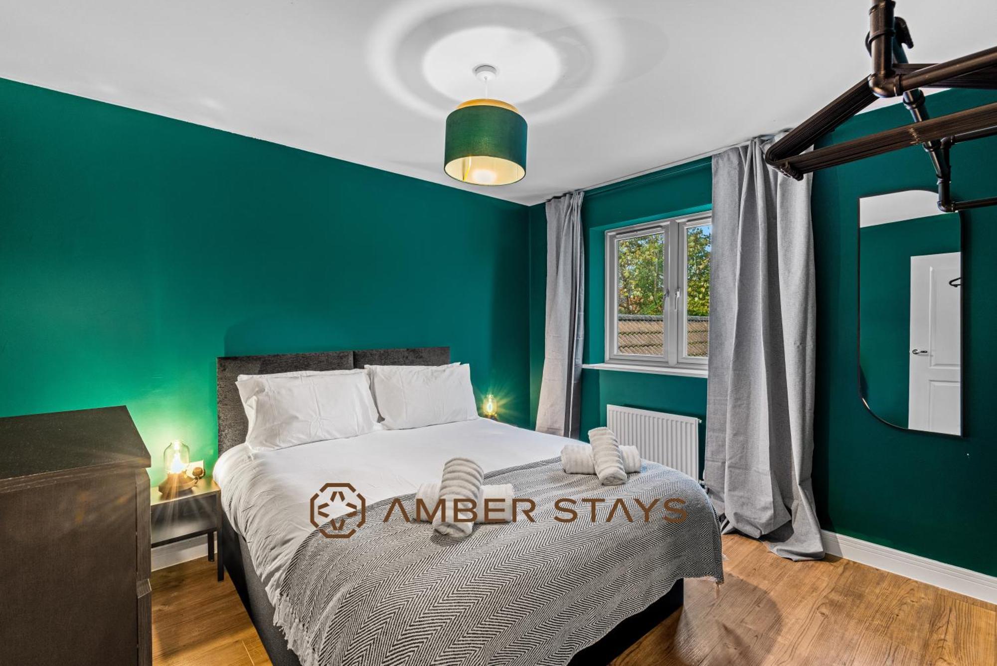 Spacious 5 Bed House In Reading By Amber Stays, Perfect For Business & Contractors, Sleeps 12! ภายนอก รูปภาพ