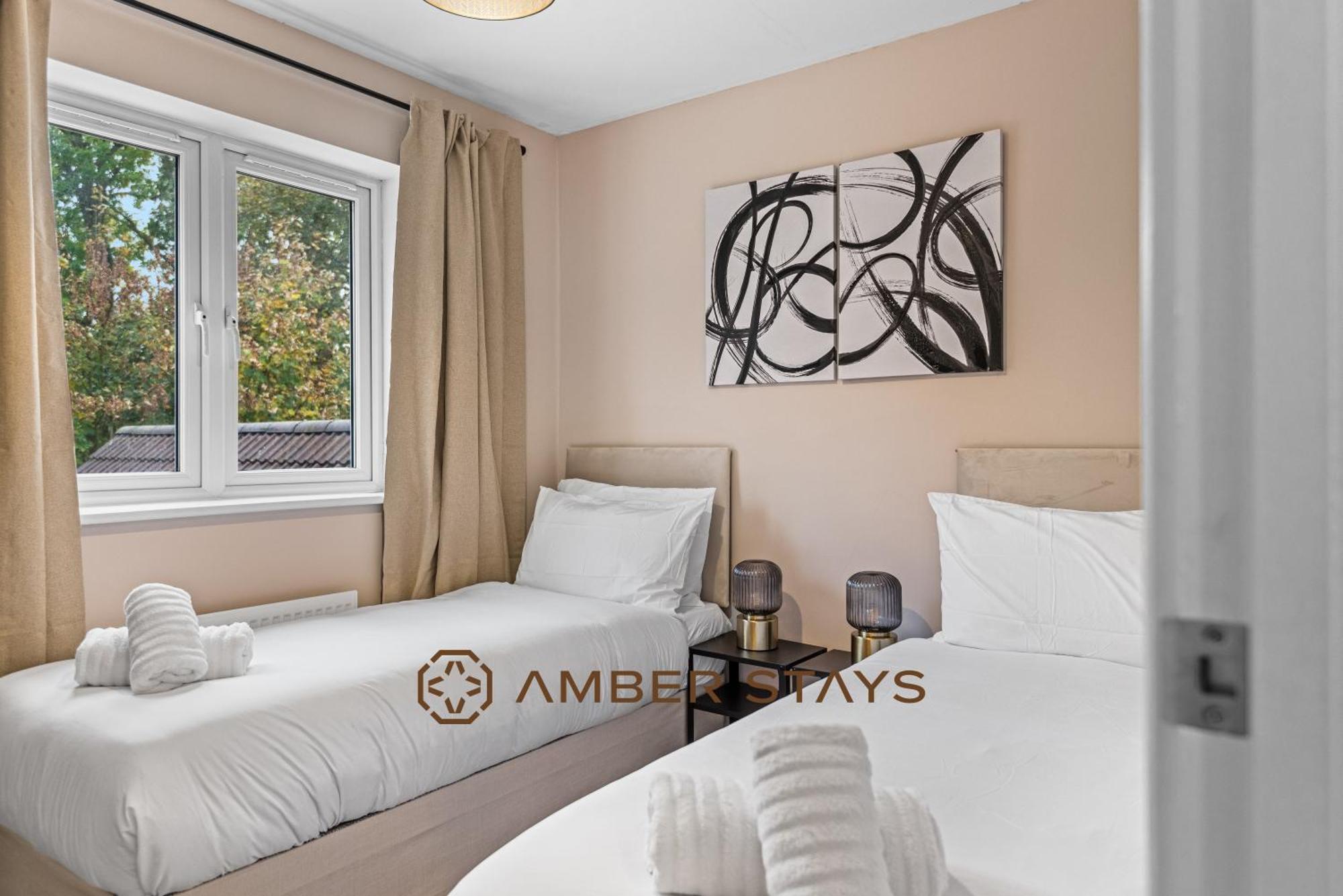 Spacious 5 Bed House In Reading By Amber Stays, Perfect For Business & Contractors, Sleeps 12! ภายนอก รูปภาพ
