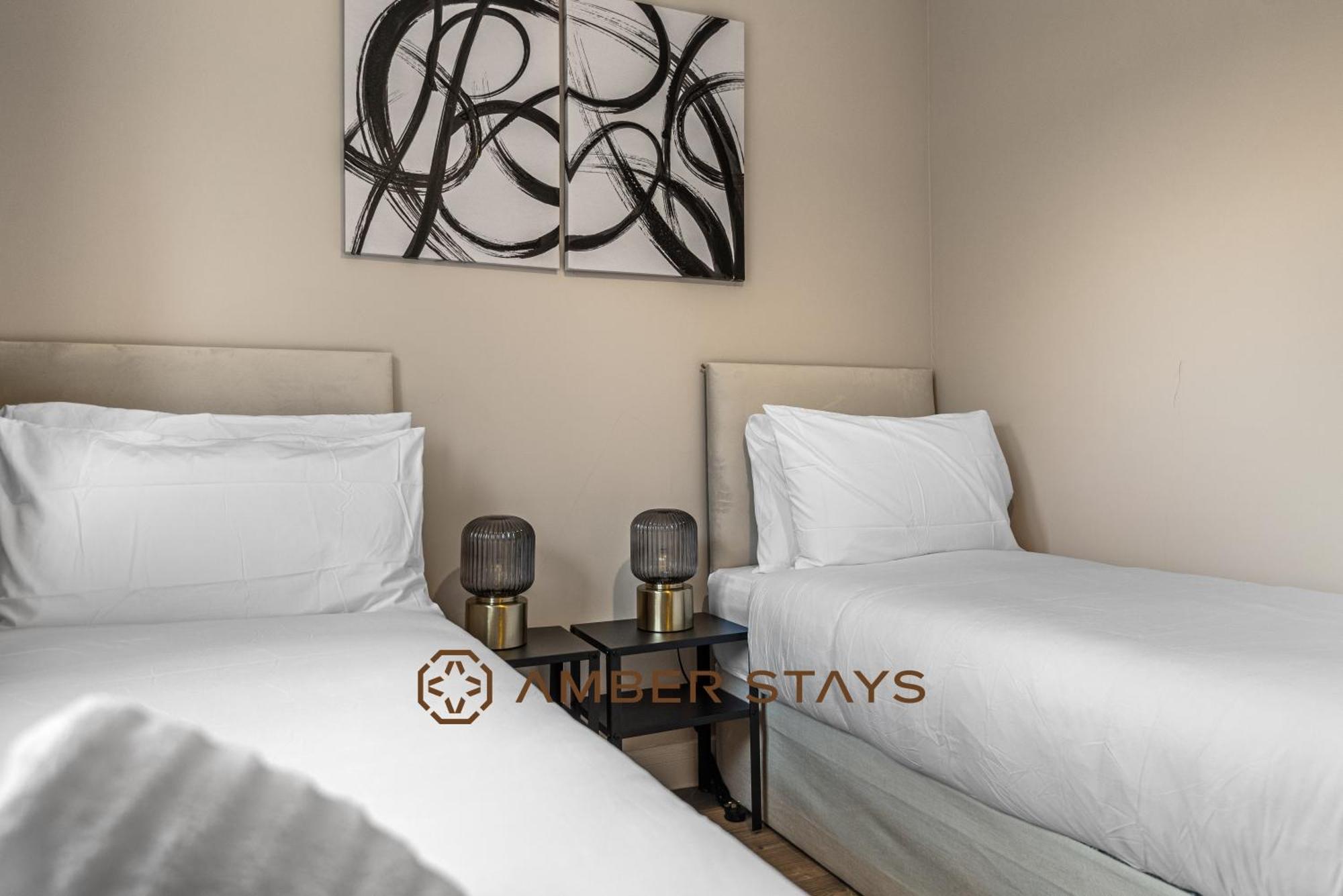 Spacious 5 Bed House In Reading By Amber Stays, Perfect For Business & Contractors, Sleeps 12! ภายนอก รูปภาพ