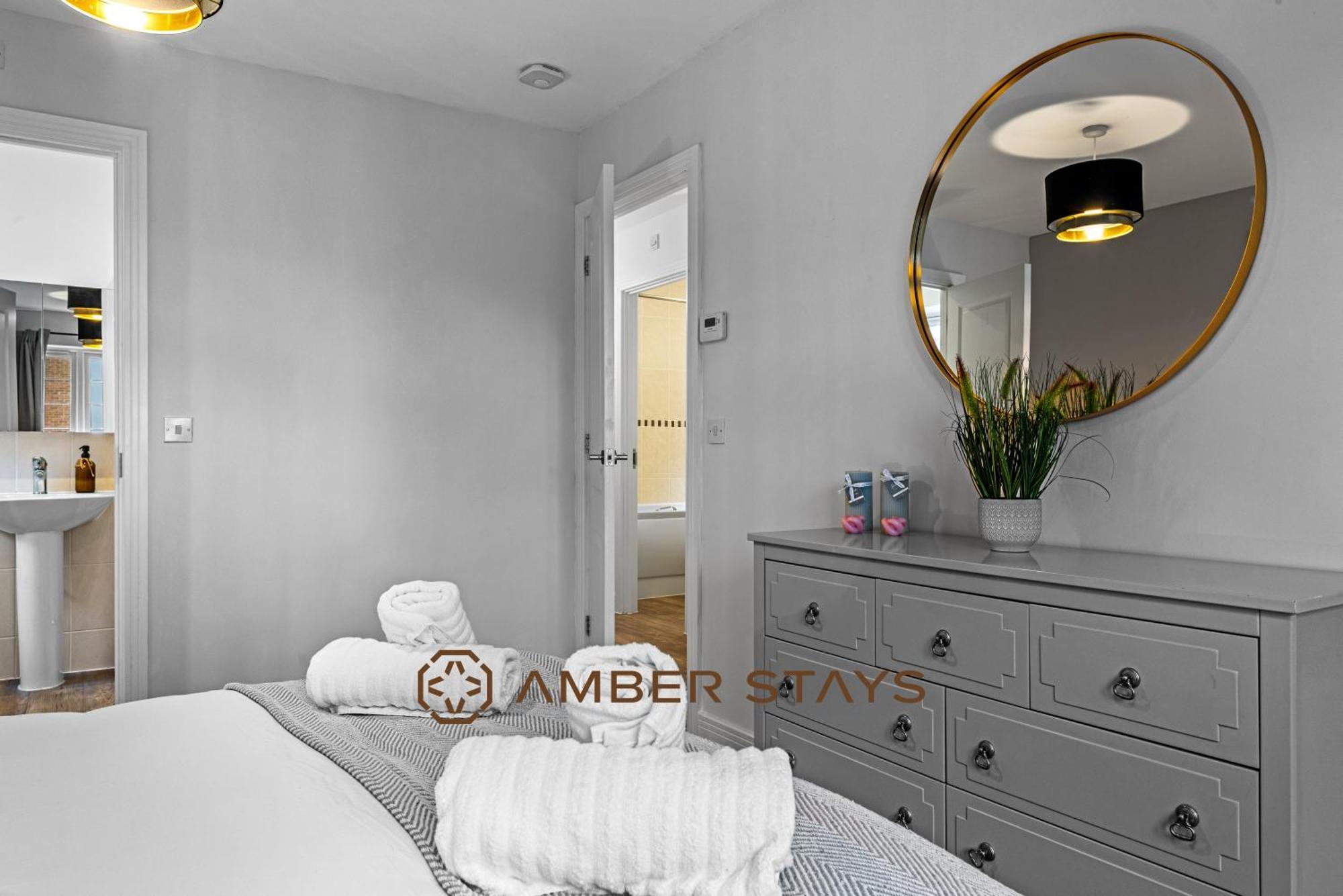 Spacious 5 Bed House In Reading By Amber Stays, Perfect For Business & Contractors, Sleeps 12! ภายนอก รูปภาพ