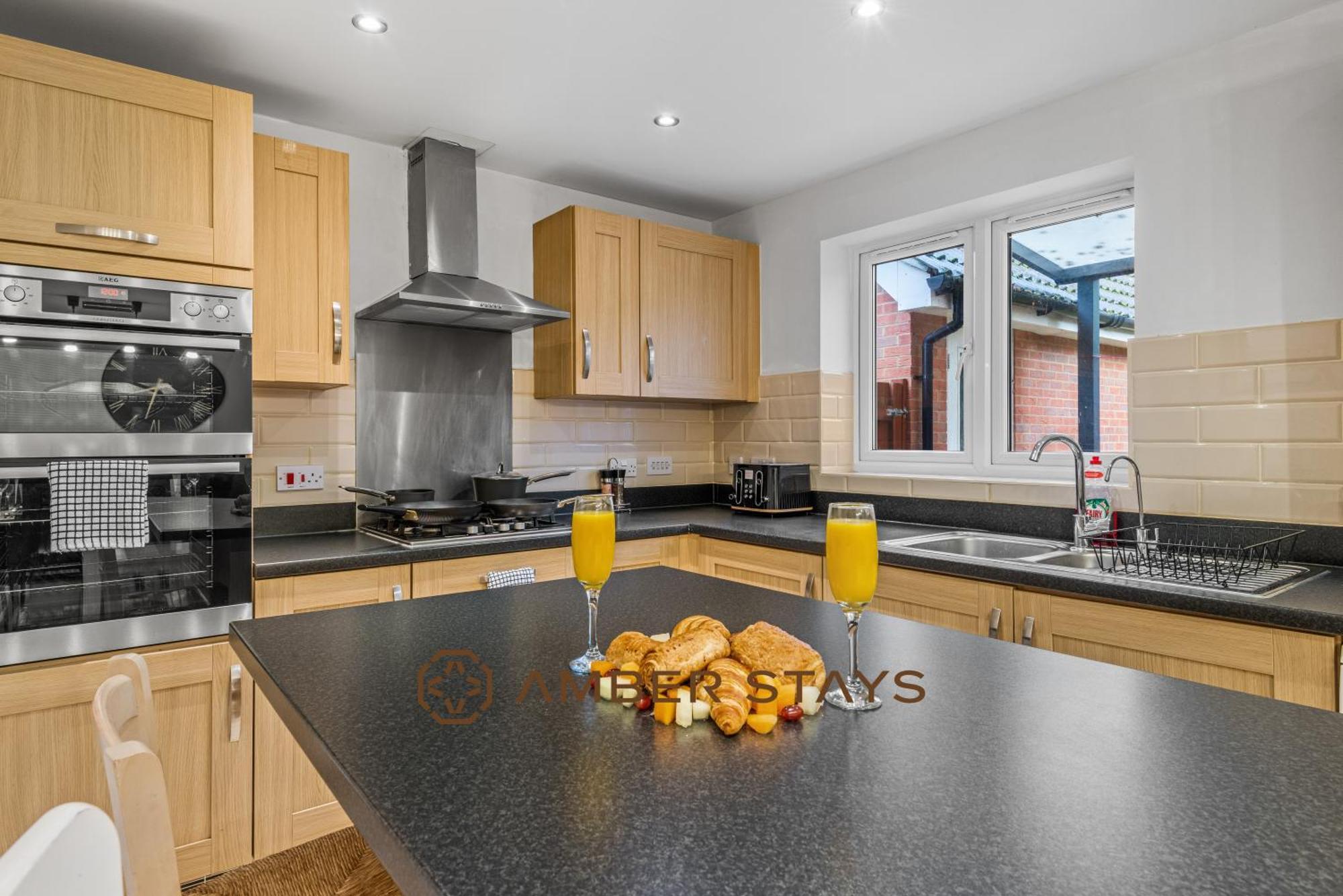 Spacious 5 Bed House In Reading By Amber Stays, Perfect For Business & Contractors, Sleeps 12! ภายนอก รูปภาพ