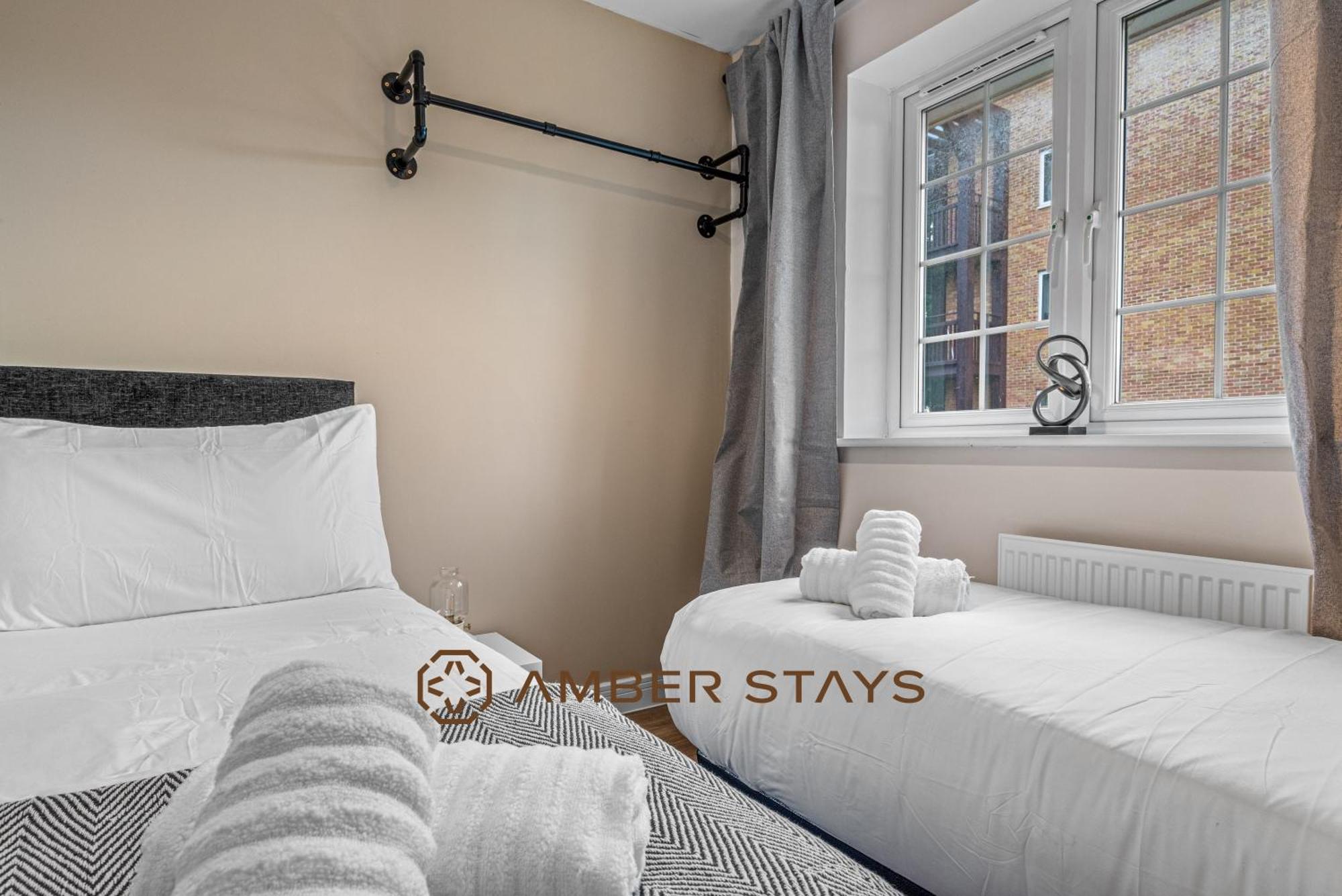 Spacious 5 Bed House In Reading By Amber Stays, Perfect For Business & Contractors, Sleeps 12! ภายนอก รูปภาพ