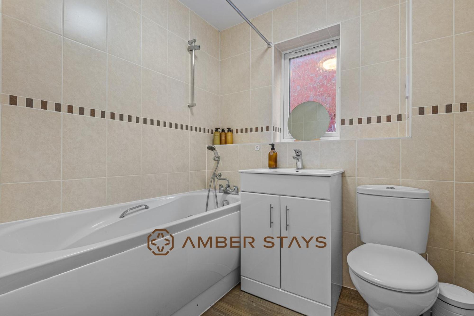 Spacious 5 Bed House In Reading By Amber Stays, Perfect For Business & Contractors, Sleeps 12! ภายนอก รูปภาพ