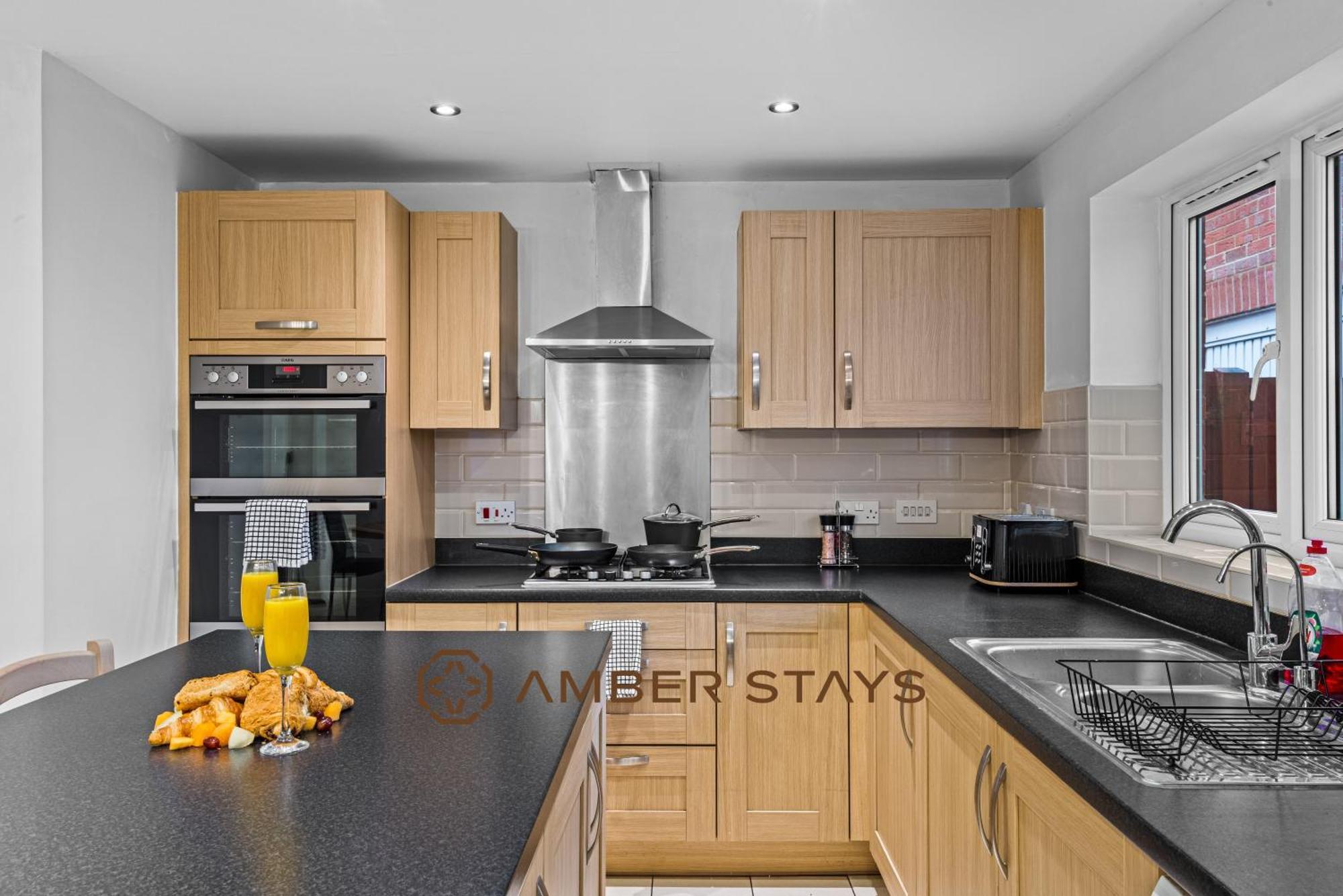 Spacious 5 Bed House In Reading By Amber Stays, Perfect For Business & Contractors, Sleeps 12! ภายนอก รูปภาพ