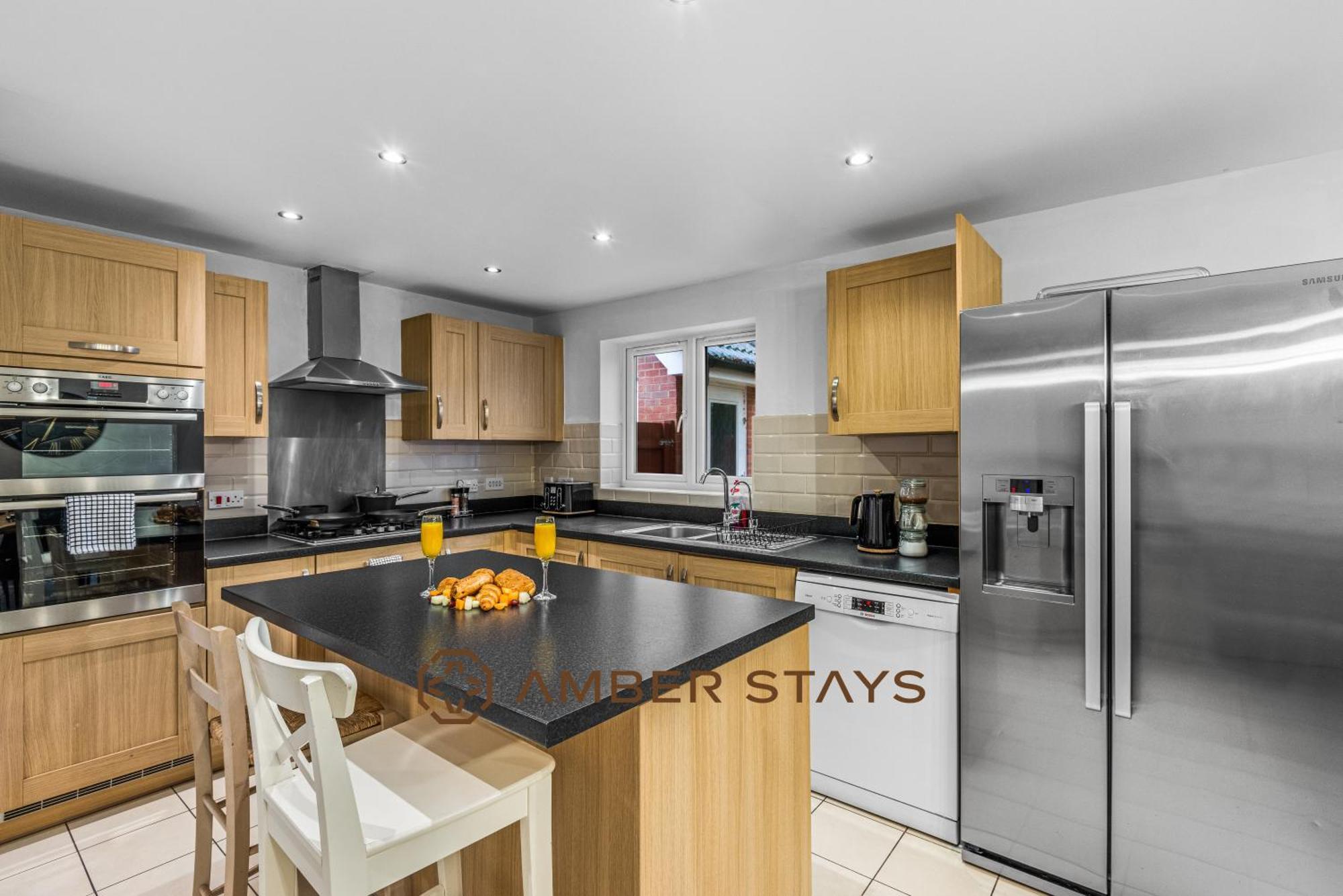 Spacious 5 Bed House In Reading By Amber Stays, Perfect For Business & Contractors, Sleeps 12! ภายนอก รูปภาพ
