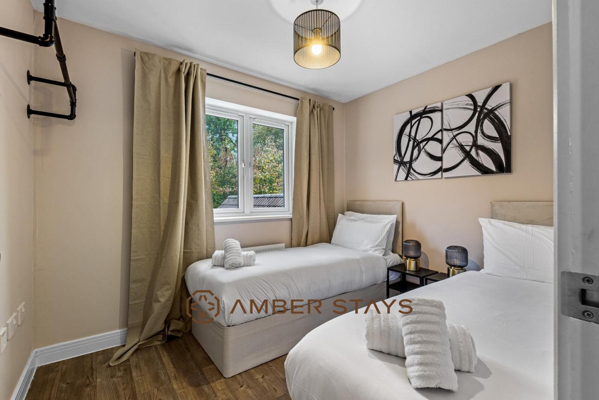Spacious 5 Bed House In Reading By Amber Stays, Perfect For Business & Contractors, Sleeps 12! ภายนอก รูปภาพ