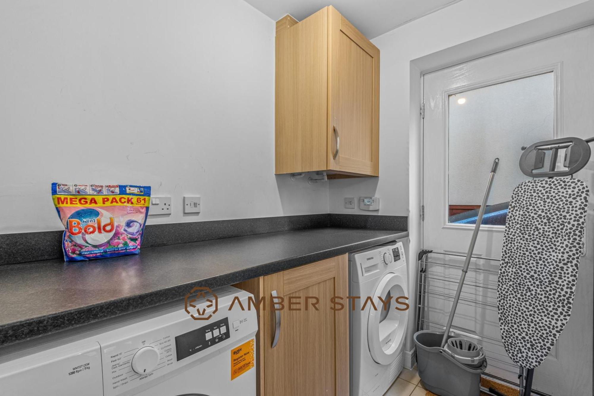 Spacious 5 Bed House In Reading By Amber Stays, Perfect For Business & Contractors, Sleeps 12! ภายนอก รูปภาพ