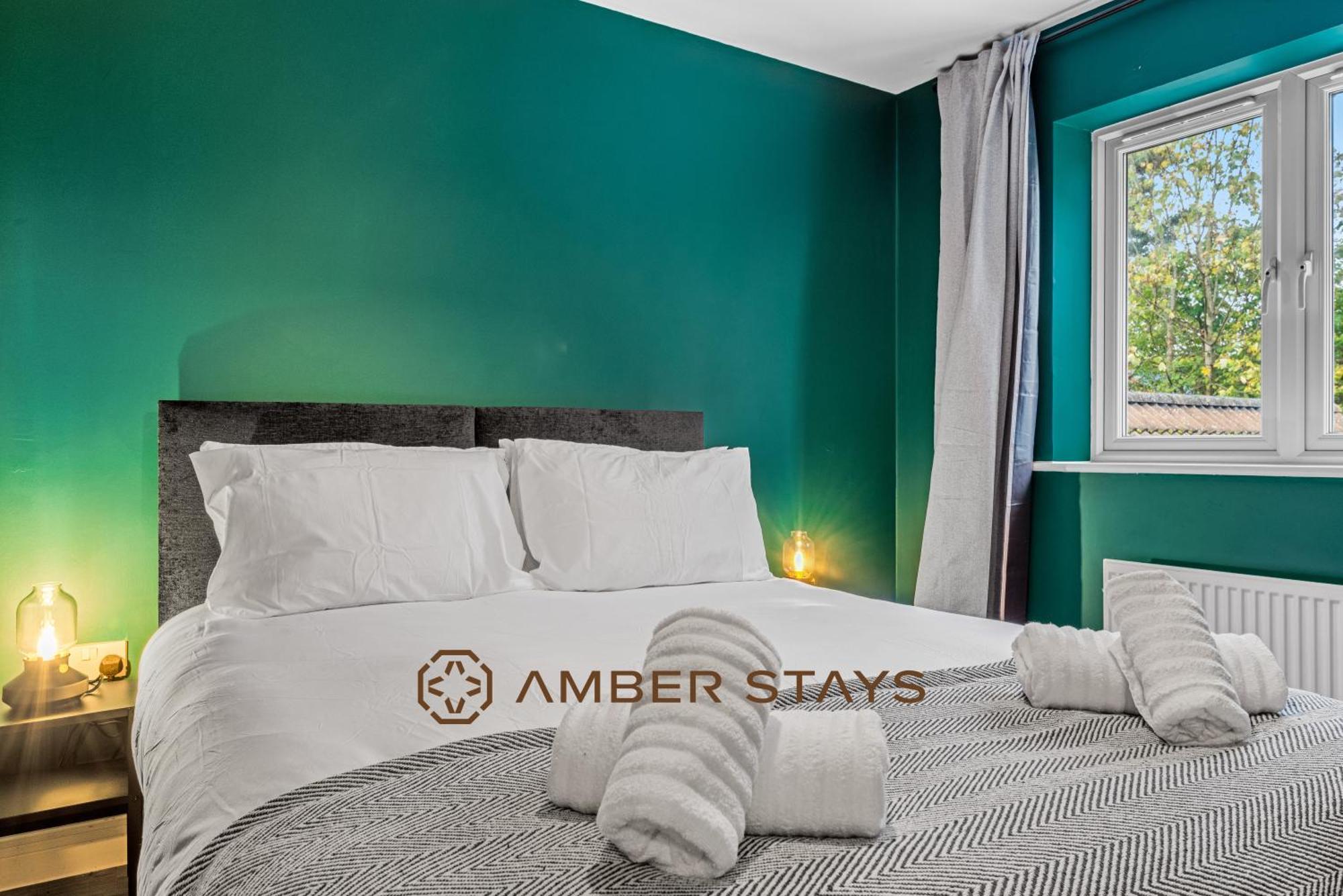 Spacious 5 Bed House In Reading By Amber Stays, Perfect For Business & Contractors, Sleeps 12! ภายนอก รูปภาพ