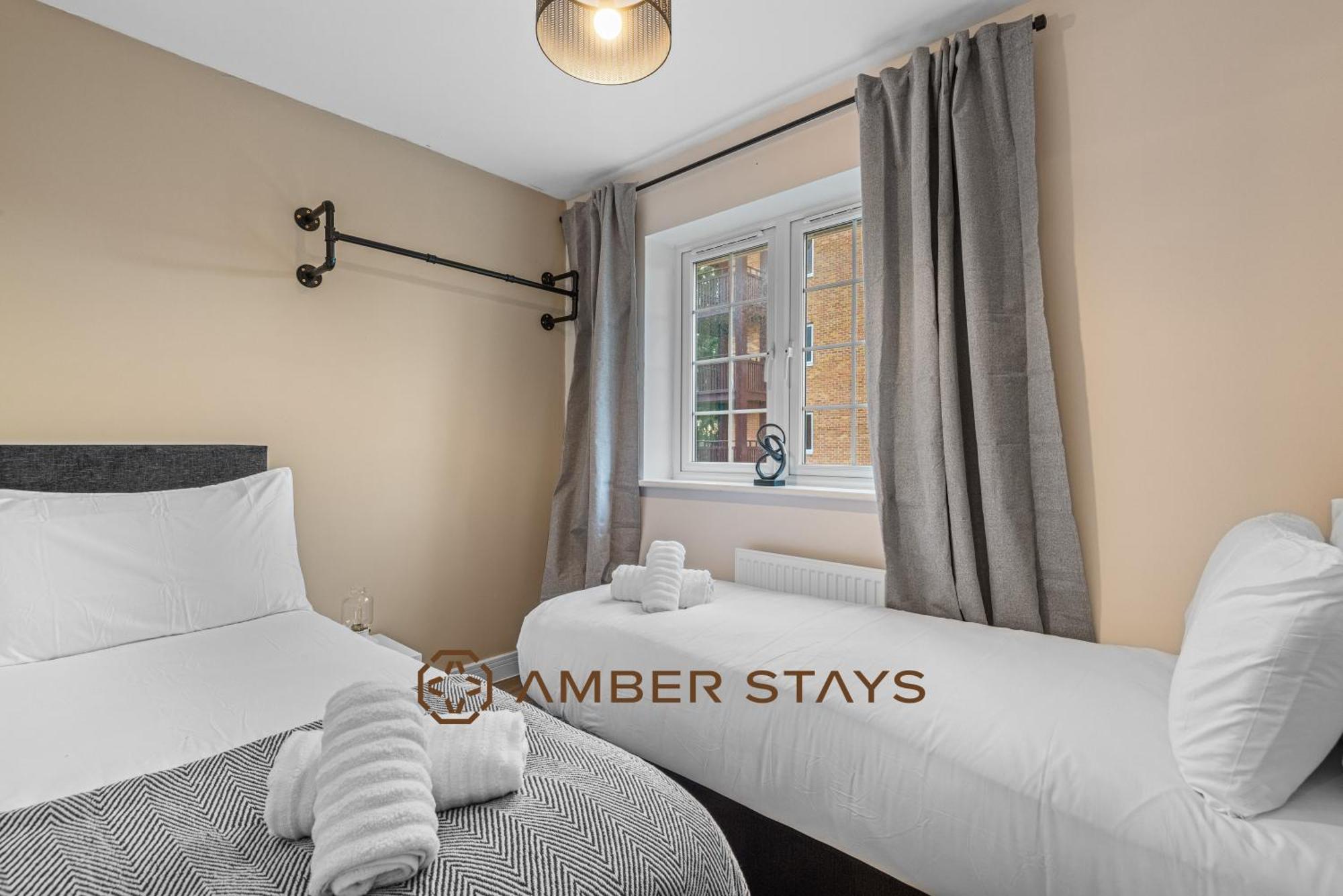 Spacious 5 Bed House In Reading By Amber Stays, Perfect For Business & Contractors, Sleeps 12! ภายนอก รูปภาพ