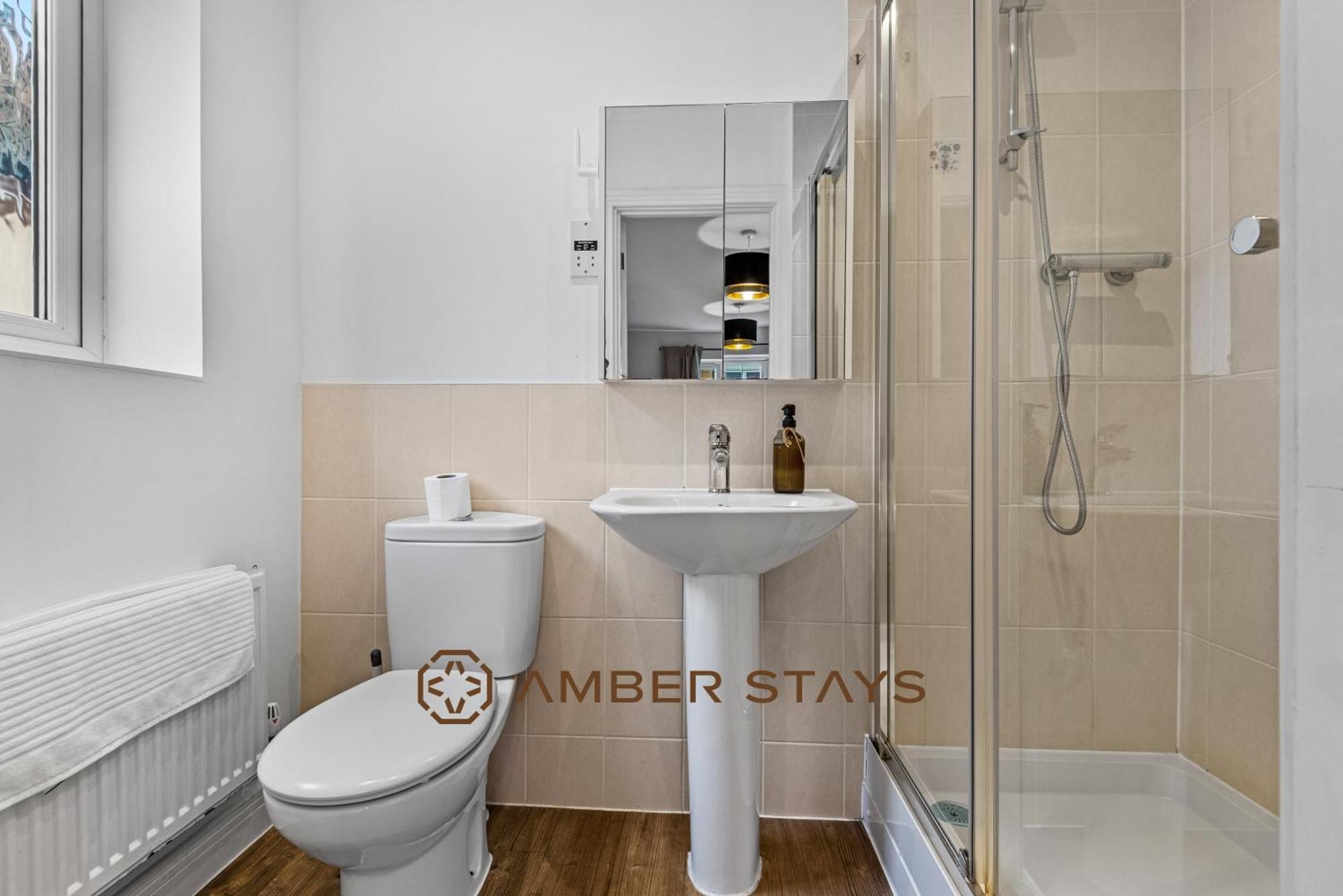 Spacious 5 Bed House In Reading By Amber Stays, Perfect For Business & Contractors, Sleeps 12! ภายนอก รูปภาพ