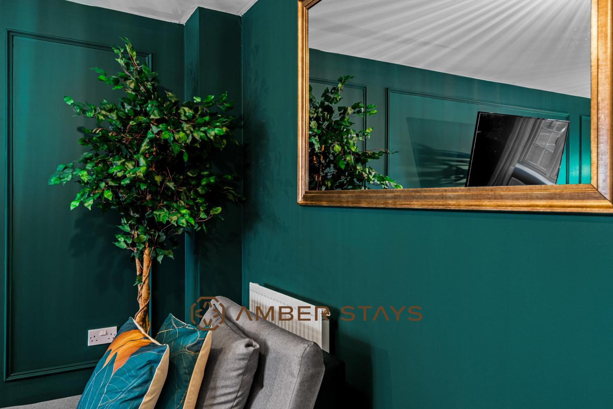 Spacious 5 Bed House In Reading By Amber Stays, Perfect For Business & Contractors, Sleeps 12! ภายนอก รูปภาพ